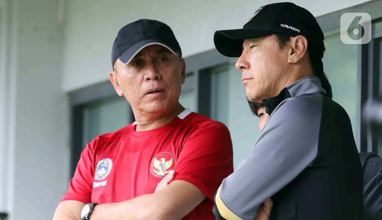 Ketua Umum PSSI Mochamad Iriawan (kiri) berbincang dengan pelatih Shin Tae-yong saat memantau latihan pemain Timnas Indonesia U-20 untuk Piala Asia U-20 2023 di Lapangan A, Kompleks Stadion Utama Gelora Bung Karno (SUGBK), Jakarta, Rabu (15/02/2023). Mochamad Iriawan berpamitan dengan pemain Timnas Indonesia U-20 dan pelatih Shin Tae-yong. (Liputan6.com/Herman Zakharia)