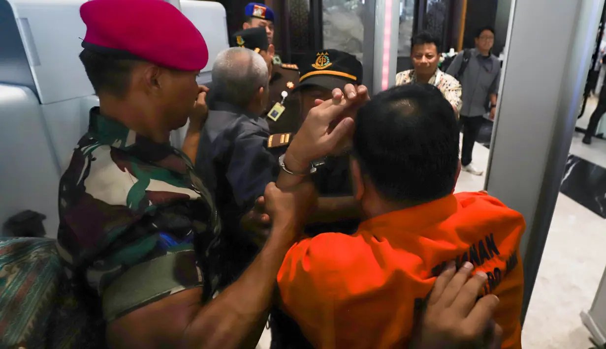 Tersangka kasus dugaan tindak pidana pencucian uang PT Asabri-Krakatau Steel, Don Ritto, tiba di Gedung Bundar Jampidsus, Kejaksaan Agung, Jakarta, Jumat (17/7/2026). (KLY/Arie Basuki)