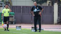 Pelatih kepala PSS Sleman, Wagner Lopes saat menghadapi Semen Padang pada laga pekan ke-3 BRI Liga 1 2024/2025 di Lapangan STIK-PTIK, Jakarta Selatan, Senin (26/8/2024). (Bola.com/Bagaskara Lazuardi)