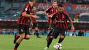 Gelandang AC Milan, Suso menggiring bola saat bertanding melawan Napoli pada lanjutan Liga Serie A Italia di San Paolo Stadium, Naples (25/8). Napoli menang tipis atas Milan 3-2. (Cesare Abbate/ANSA via AP)