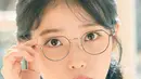 Anti-mainstream, pentagon glasses atau kacamata segi lima yang dikenakan IU juga cocok untuk pemilik wajah bulan. Makin kece! (Instagram/iu_leejieun516).
