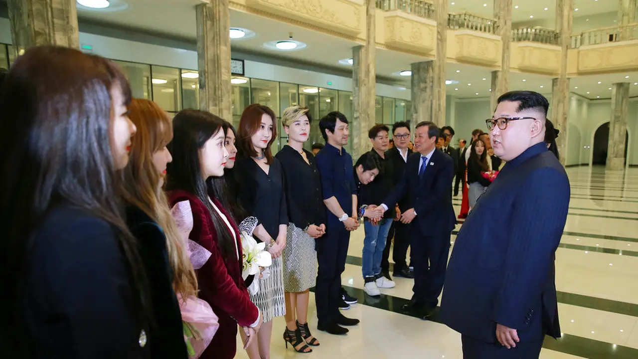 Kim Jong-un saat bertemu dengan sejumlah bintang K-pop di Pyongyang pada Minggu (1/4/2018).