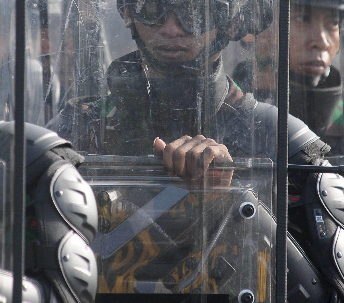 Barisan prajurit TNI AD dengan tameng dan pakaian pelindung lengkap saat mengikuti Apel Gelar Pasukan Pengamanan Pemilu Tahun 2024 di Lanud Halim Perdanakusuma, Jakarta, Kamis (1/2/2024).&nbsp;Foto: Merdeka.com/Imam Buhori