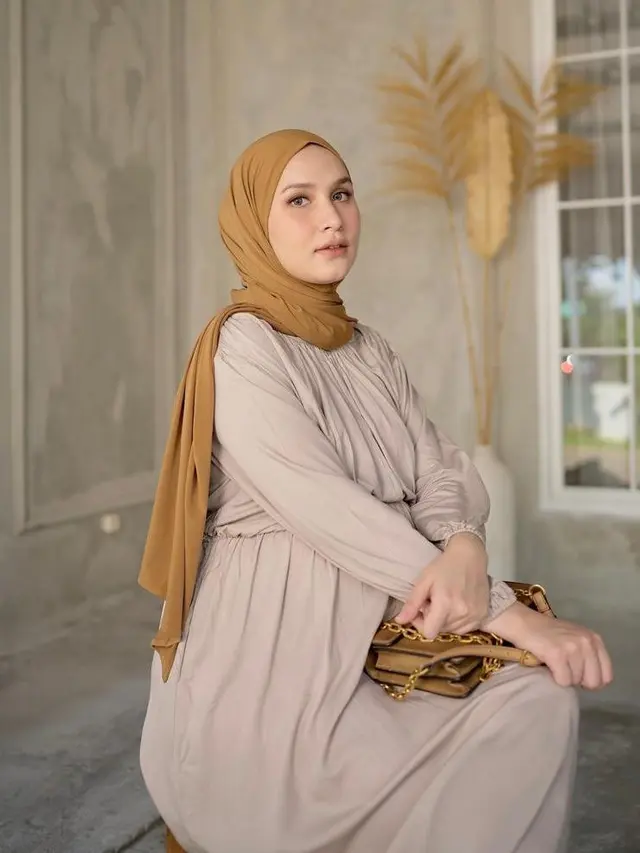 9 Rekomendasi Warna Baju yang Dapat Membuat Warna Kulitmu Terlihat