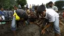 Warga menggeser batu untuk mencari korban yang tertimbun bangunan pasca longsor di Desa Lumle, Nepal (30/7/2015). Tanah longsor yang dipicu hujan deras tersebut menewaskan sedikitnya 30 orang dan menghacurkan puluhan rumah. (REUTERS/Navesh Chitrakar) 