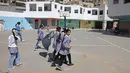 Siswi-siswi sekolah Palestina berjalan-jalan di taman bermain sekolah yang dikelola Badan PBB untuk pengungsi Palestina (UNRWA) di kamp pengungsi Shuafat, Yerusalem timur pada 6 Mei 2025. (AHMAD GHARABLI/AFP)