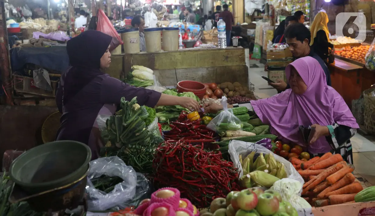 Pedagang kebutuhan pokok melayani pembeli di pasar Kebayoran Lama, Jakarta, Senin (2/12/2019). Badan Pusat Statistik (BPS) mencatat angka inflasi sepanjang Januari-November 2019 sebesar 2,37 persen, lebih kecil ketimbang periode yang sama tahun lalu sebesar 2,50 persen. (Liputan6.com/Angga Yuniar)