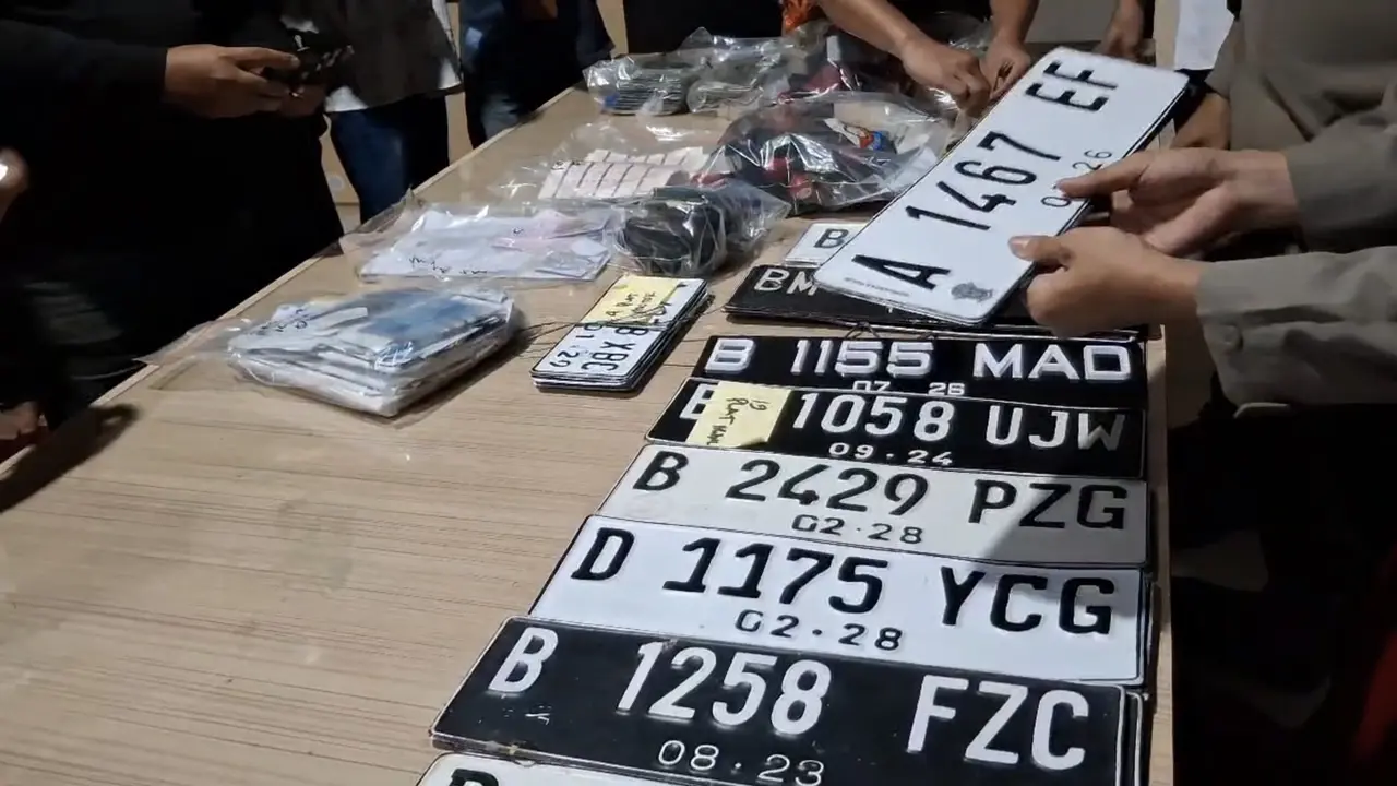 Penampakan puluhan nomor kendaraan palsu yang disita dari sindikat polisi curi mobil Perwira Polisi di Bandar Lampung.
