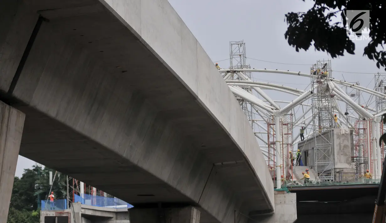 Suasana pembangunan stasiun Light Rail Transit (LRT) rute Kelapa Gading-Velodrome, Jakarta, Rabu (4/7). Untuk pembangunan fisik dan rel kereta sudah hampir rampung dan saat ini pengerjaan terfokus pada penyelesaian stasiun. (Merdeka.com/Iqbal S. Nugroho)