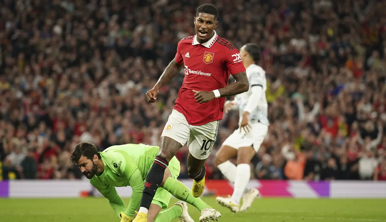 Marcus Rashford. Striker Inggris beusia 24 tahun yang sejak pertengahan musim 2015/2016 membela Manchester United usai dipromosikan dari tim U-18 ini baru saja mencetak gol kelimanya ke gawang Liverpool selama membela MU pada pekan ke-3 Liga Inggris musim 2022/2023 dan berhasil membawa Setan Merah menang 2-1 di Old Trafford. Kelima gol tersebut dicetaknya dari total 11 laga di Liga Inggris. (AP/Dave Thompson)