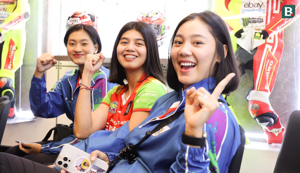 Pemain Jakarta Pertamina Enduro, Nurlaili Kusumah (kanan) bersama rekan satu timnya pada acara launching tim untuk kompetisi Proliga 2026 yang berlangsung di Enduro x Fastron Lounge, Gedung Oil Center, Thamrin, Jakarta Pusat pada Senin (05/01/2026).