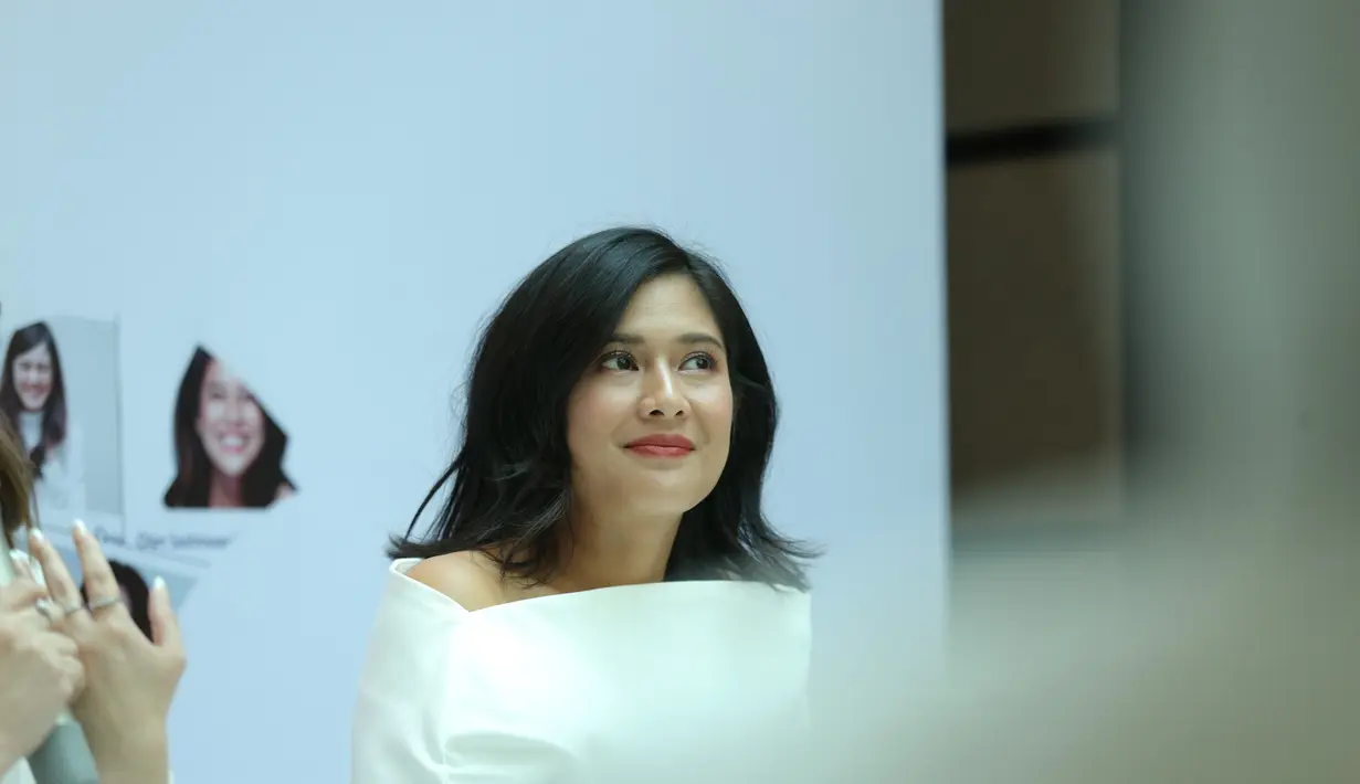 Dian Sastrowardoyo saat sharing session di Dove X Fimelahood di kawasan Menteng, Jakarta Pusat, Kamis (10/10/2019).(Daniel Kampua/© Fimela.com)