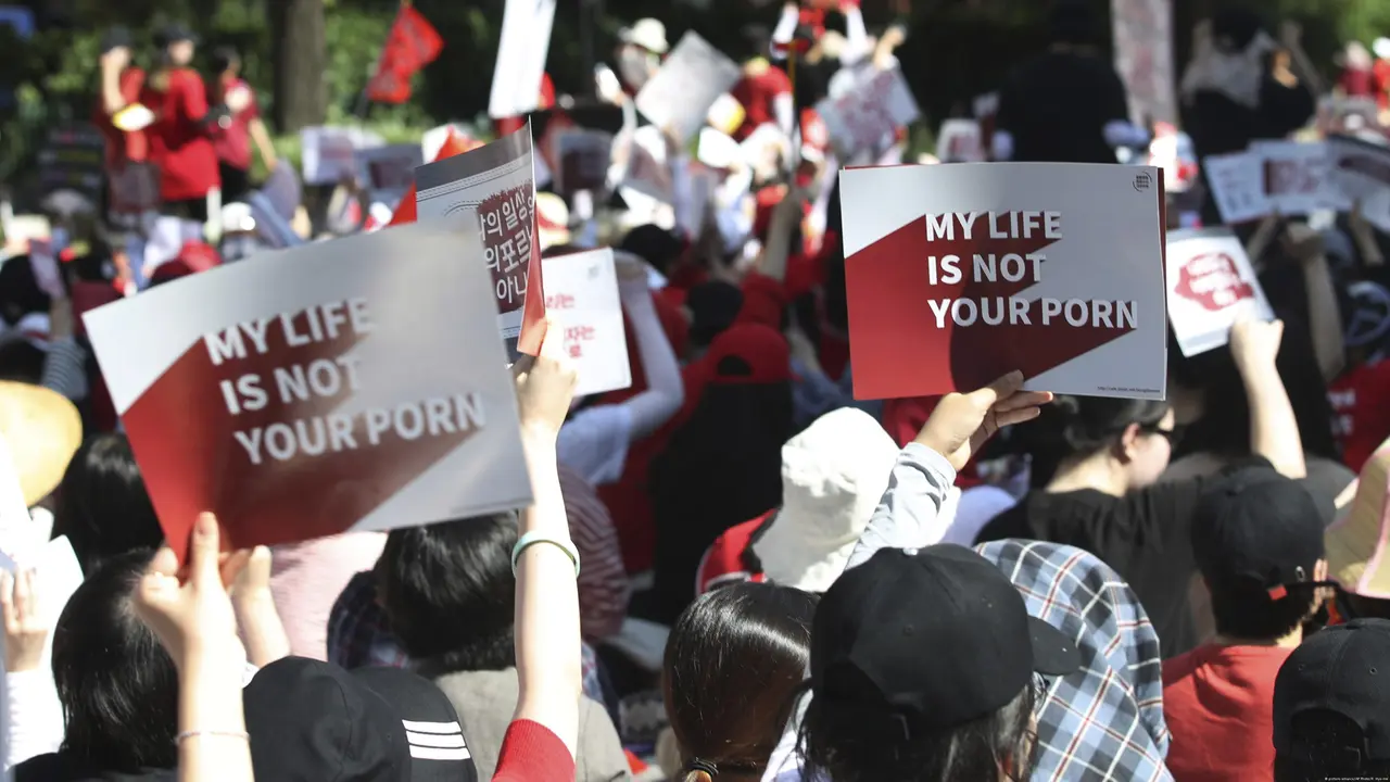 Aksi protes besar-besaran mendesak penuntasan 'krisis sy-cam-pon' yang banyak menyerang ruang privasi wanita di Korea Selatan (AP/R. Hyo Lim)