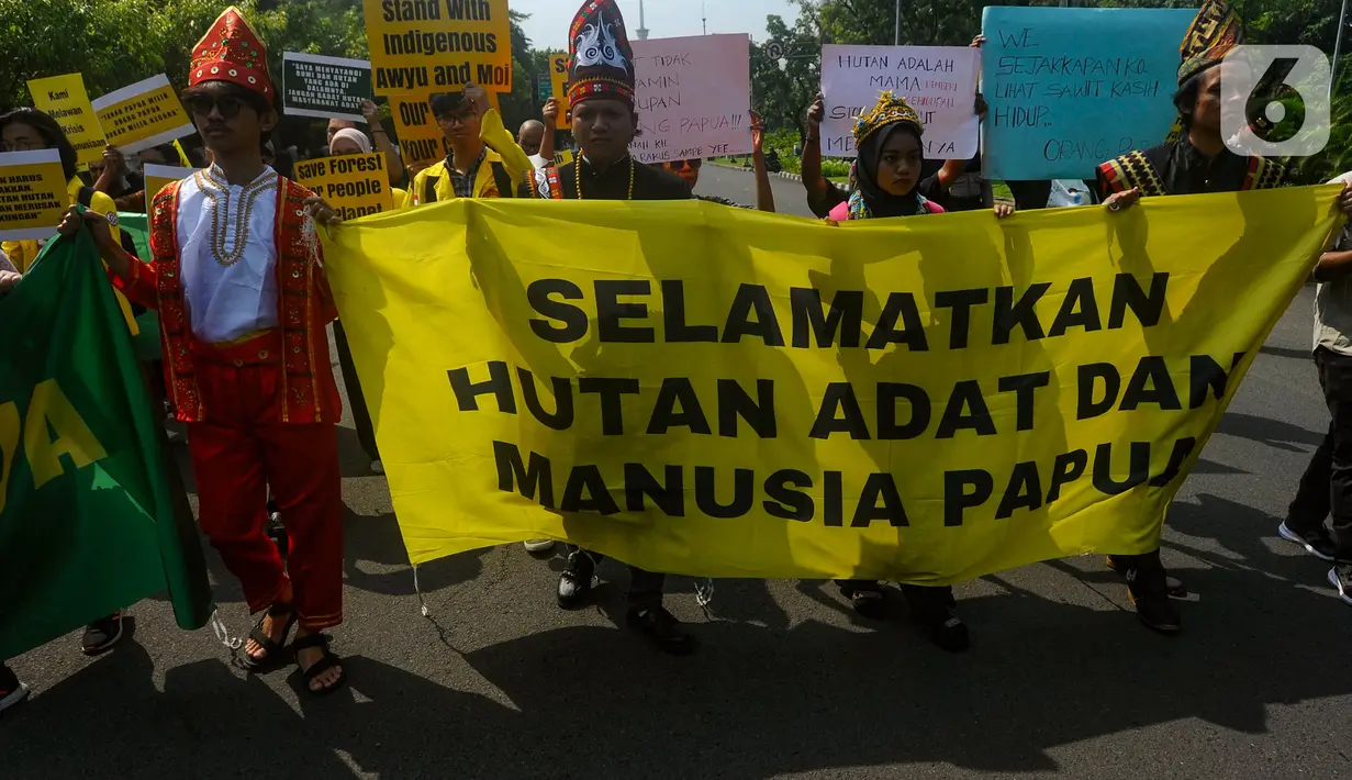Selama beraksi, para peserta unjuk rasa membawa serta 253.823 petisi publik yang telah dikumpulkan sebagai bentuk dukungan dari masyarakat luas terhadap perjuangan mereka. (merdeka.com / Arie Basuki)