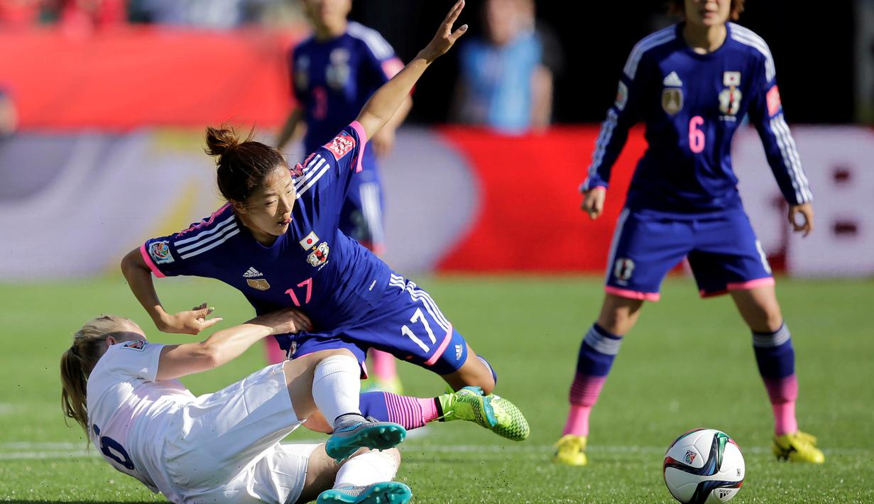 Bek Inggris, Laura Bassett (6) berusaha menghentikan laju Mana Iwabuchi (16). (Erich Schlegel-USA TODAY Sports/Reuters)