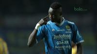 Pemain Persib Bandung, Ezechiel N'Douassel saat melawan Mitra Kukar pada laga Liga 1 Indonesia di GBLA, (8/4/2018). Persib Bandung menang 2-0. (Bola.com/Nick Hanoatubun)