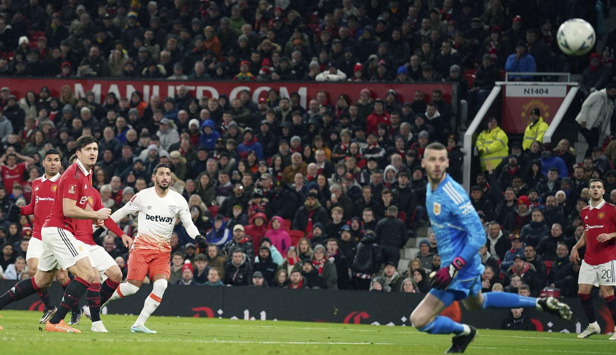 Pemain West Ham United, Said Benrahma (ketiga kiri) mencetak gol pertama timnya ke gawang Manchester United pada laga putaran kelima Piala FA 2022/2023 yang berlangsung di Stadion Old Trafford, Manchester, Kamis (02/03/2023) WIB. MU berhasil menang comeback 3-1. (AP Photo/Dave Thompson)