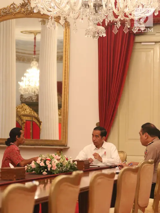Suasana pertemuan Presiden Joko Widodo dan sopir truk Agus Yuda di Istana Negara, Jakarta, Selasa (8/5). Agus mengaku berjalan kaki selama 26 hari dari Sidoarjo menuju Jakarta untuk bertemu Jokowi. (Liputan6.com/Angga Yuniar)