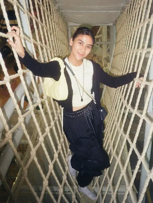 Mengenakan inner dan outer hitam yang dipadukan celan hitam membuat penampilannnya terlihat sederhana.