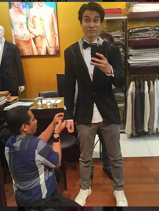 Masih dalam tempat yang sama, Baim juga terlihat mengunggah foto sedang mengenakan jas warna hitam sambil memegan telepon genggam. (Via Instagram/@Baimwong)