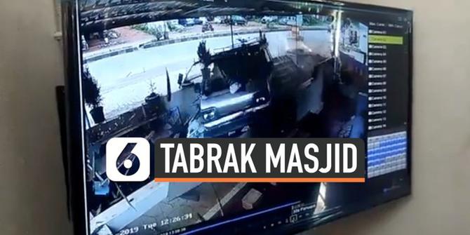 VIDEO: Detik-Detik Mobil Rumah Sakit Menabrak Masjid