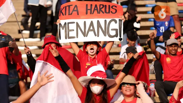Foto: Bentangkan Bendera Merah Putih Raksasa, Begini Antusiasme Pendukung Timnas Indonesia U-22 saat Bantai Myanmar di SEA Games 2023