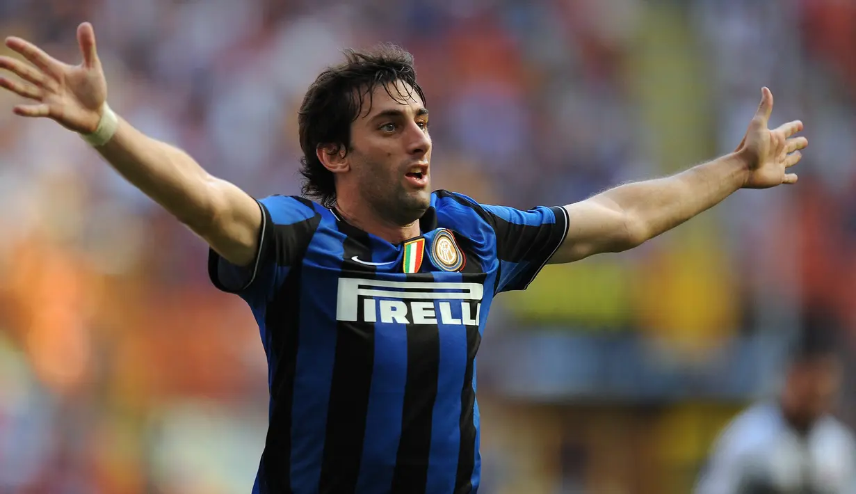 Selebrasi striker Inter Milan, Diego Milito setelah mencetak gol ke gawang Parma pada laga Liga Italia 2009/2010 di San Siro Stadium, Milan (13/9/2009). Didatangkan dari Genoa pada awal musim 2009/2010, Diego Milito langsung moncer di musim debutnya bersama Inter Milan dengan mencetak 30 gol di semua ajang dengan rincian 22 gol di Serie A, 2 gol di Coppa Italia dan 6 gol di Liga Champions. (AFP/Alberto Pizzoli)