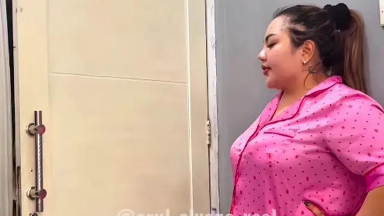 7 Potret Ruang Tamu Mini Rumah Lisa Mariana, Ada Cermin Unik yang Beri Efek Luas