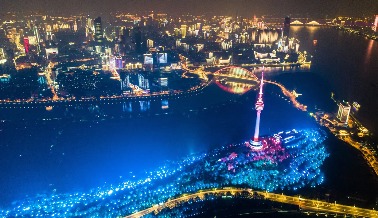 Pemandangan malam hari di Kota Wuhan, Provinsi Hubei, China, 7 April 2020. Wuhan mencabut larangan perjalanan keluar mulai 8 April 2020 setelah penerapan karantina wilayah (lockdown) selama hampir 11 pekan untuk membatasi penyebaran virus corona COVID-19. (Xinhua/Xiao Yijiu)