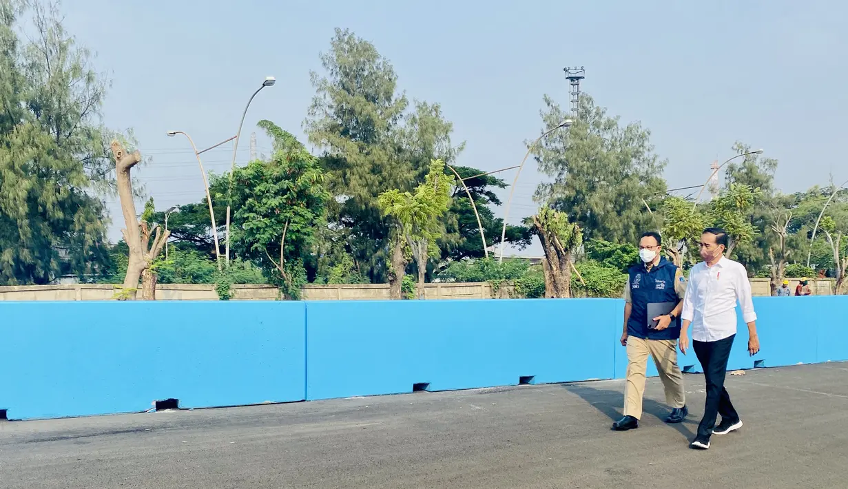 <p>Presiden Joko Widodo bersama Gubernur DKI Jakarta saat meninjau lokasi sirkuit Formula E di Ancol, Jakarta, Senin (25/4/2022). Jokowi yang ditemui usai berkeliling sirkuit Formula E mengatakan dirinya ingin melihat langsung persiapan balap mobil listrik ini. (Foto: Laily Rachev - Biro Pers Sekretariat Presiden)</p>