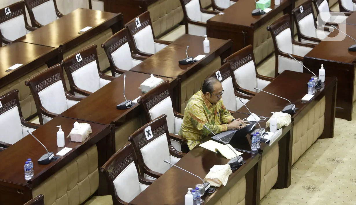 Calon anggota Badan Pemeriksa Keuangan (BPK) Blucer Welington Rajagukguk mengikuti uji kelayakan dan kepatutan bersama Komisi XI DPR di Kompleks Parlemen, Senayan, Jakarta, Kamis (9/9/2021). Selain Blucer, DPR juga menguji 15 calon anggota BPK lainnya. (Liputan6.com/Angga Yuniar)