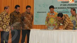   Jokowi melakukan penandatanganan nota kesepakatan disaksikan Ketua BPK Hadi Poernomo, Jakarta, Rabu (16/4/2014) (Liputan6.com/Herman Zakharia).