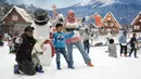 Semua keseruan musim salju di Eropa dan Jepang di Trans Snow World Bintaro ini bisa dinikmati dengan harga tiket masuk periode peak season Rp 300 ribu. (Yasuyoshi CHIBA/AFP)