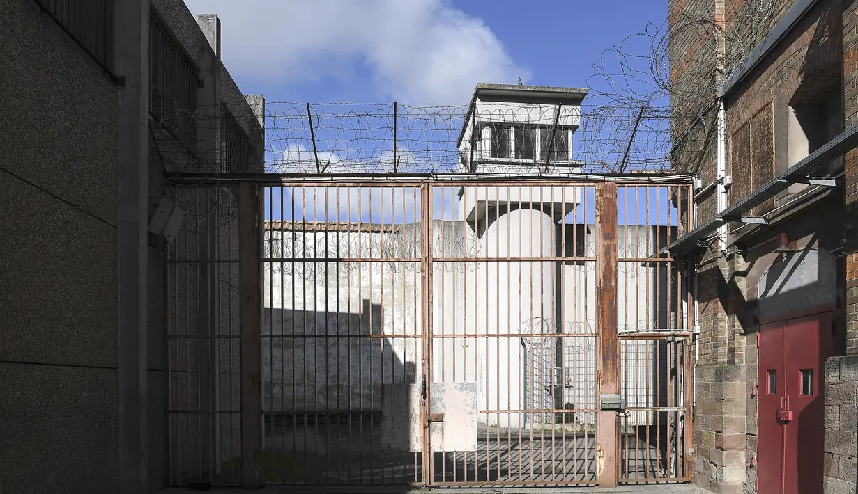 Sebuah menara pengawas di penjara Mulhouse (Maison d'arret), Prancis timur (22/10/2021). Penjara Mulhouse mirip dengan penjara county di Amerika Serikat yang menahan tahanan kurang dari satu tahun. (AFP/Frederick Florin)