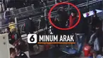 Seorang wanita nekat menghabiskan sebotol minuman keras dalam waktu singkat di stasiun. Aksi itu ia lakukan karena petugas melarang sang wanita membawa minuman tersebut ke kereta.