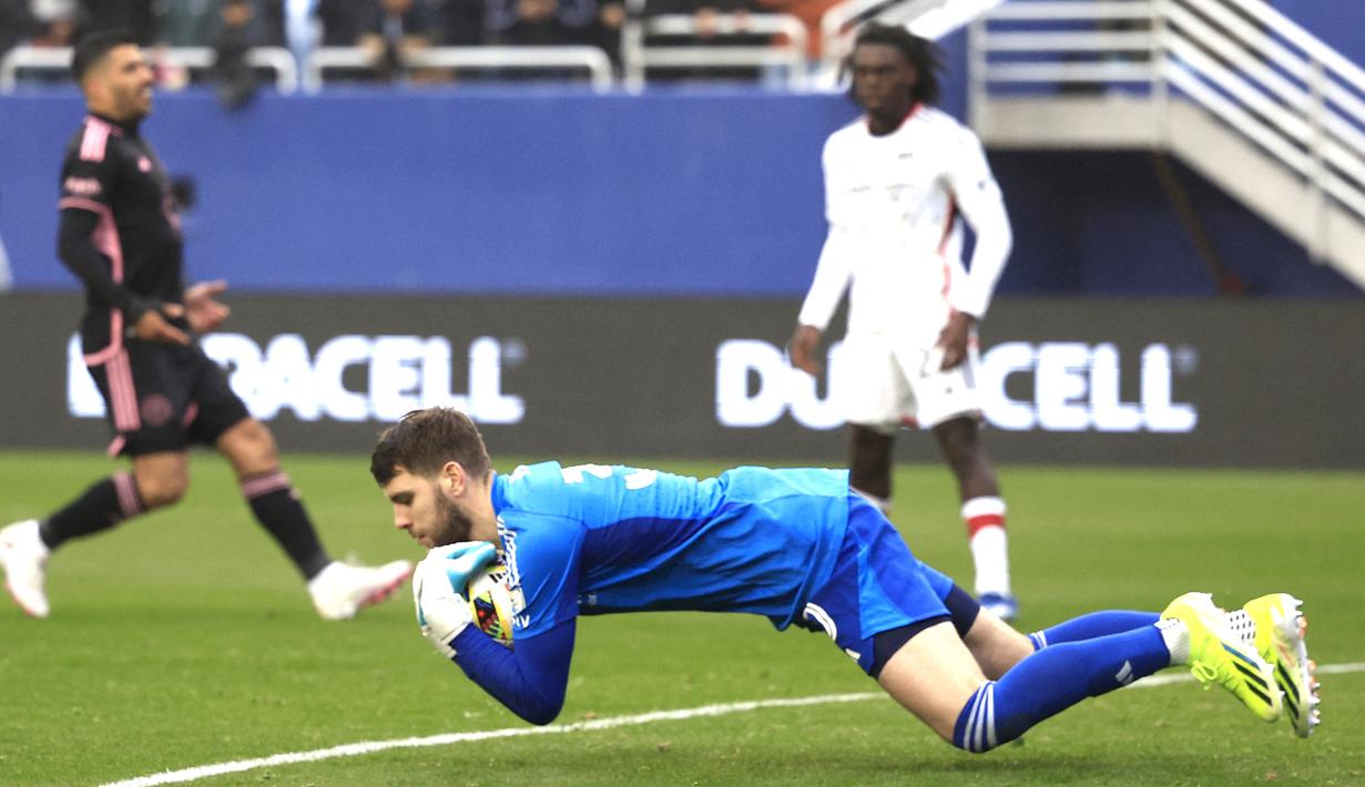 Maarten Paes, calon kiper naturalisasi Indonesia, tampil apik saat dimainkan FC Dallas saat melawan Inter Miami pada laga uji coba di Cotton Bowl, Dallas, Selasa (23/1/2024). (Getty Images/AFP/Carmen Mandato)