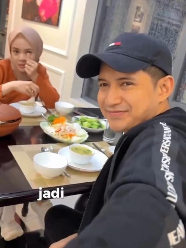 7 Potret Bulan Madu Chand Kelvin dan Dea Sahirah di Vietnam, Romantis Naik Becak