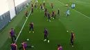 Suasana latihan pemain Manchester City di City Football Academy di Manchester, Inggris (6/11). City akan bertanding melawan wakil Ukraina, Shakhtar Donetsk pada grup F Liga Champions. (AFP Photo/Oli Scarff)