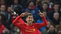 Striker Liverpool Roberto Firmino merayakan golnya ke gawang Arsenal pada laga yang digelar Minggu (5/3/2017) di Anfield. (PAUL ELLIS / AFP)