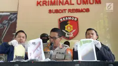 Kabid Humas Polda Metro Jaya Kombes Pol Argo Yuwono (tengah) saat rilis tindak pencurian dengan kekerasan di Jakarta, Sabtu (29/6/2019). Polisi meringkus driver taksi online berinisial AS (31) karena menganiaya dan merampas barang berharga wanita yang menjadi penumpangnya. (merdeka.com/Imam Buhori)