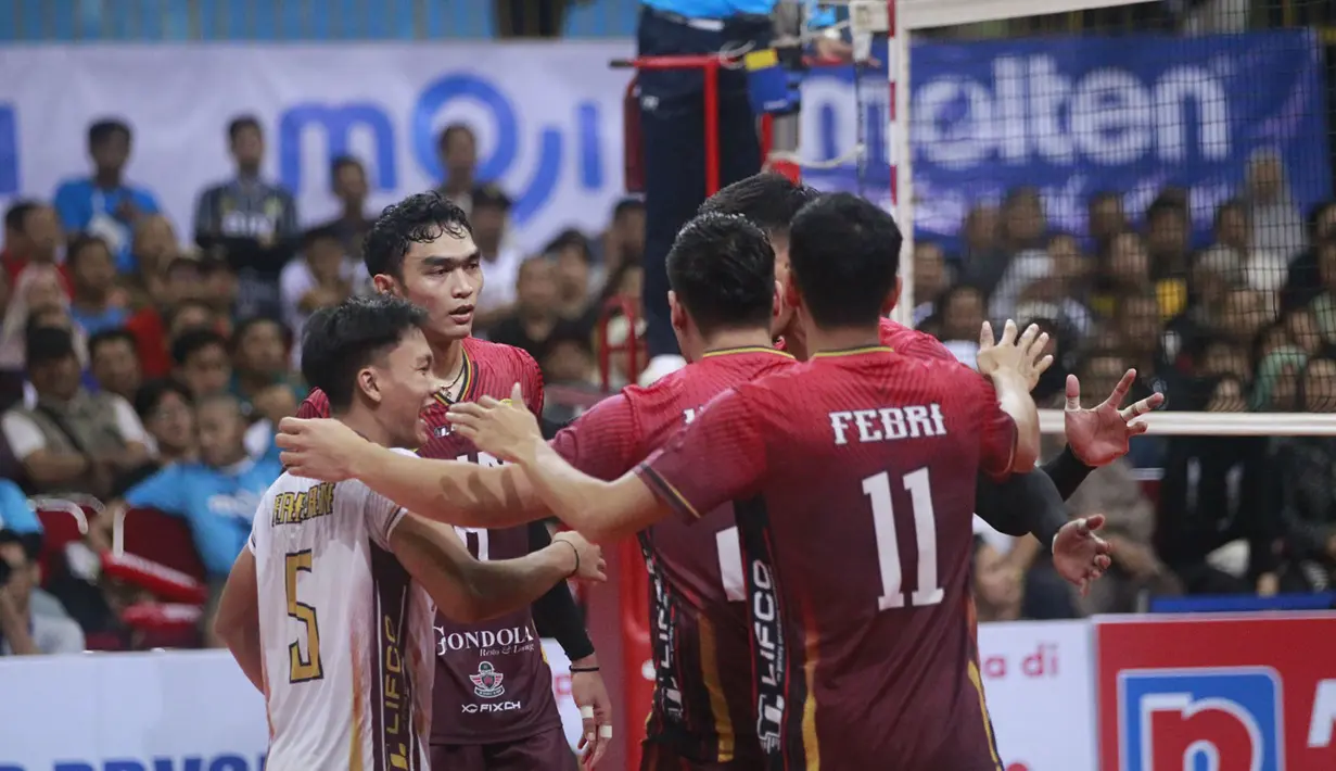 Selebrasi para pemain Tim Voli Putra BIN Pasundan setelah mencetak angka saat menghadapi LavAni pada laga grand final Livoli Divisi Utama 2023 di di GOR Joyoboyo, Kediri, Minggu (10/12/2023) malam WIB. BIN Pasundan menang 3-2 (25-19, 21-25, 22-25, 25-19 dan 15-12). (PBVSI)