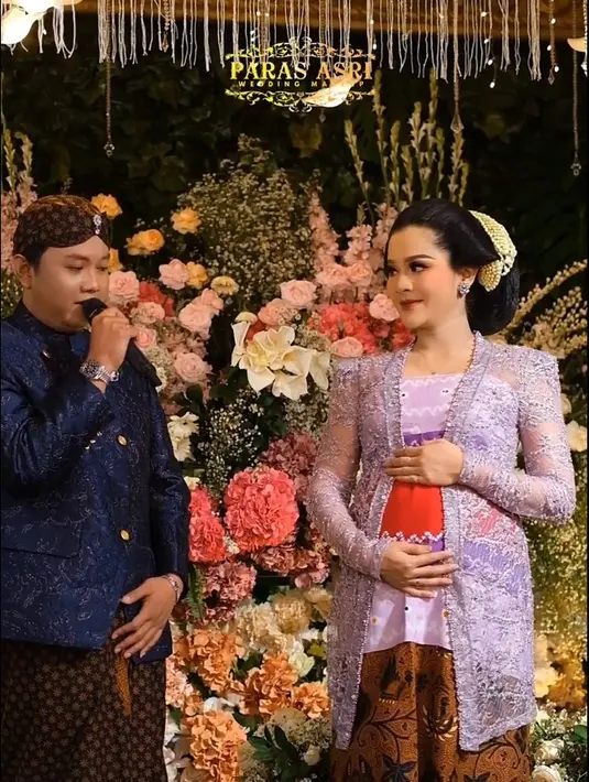 Penampilan istri Denny Caknan dengan busana Jawa tersebut berhasil membuat banyak yang pangling. Bella tampil cantik dan anggun dengan setiap busana yang dikenakan. Termasuk saat tujuh kali berganti pakaian mencari yang pantas. [Instagram/ourday.decorasi]