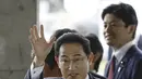 Perdana Menteri Jepang Fumio Kishida dievakuasi tanpa cedera setelah sebuah ledakan di sebuah pelabuhan di bagian barat Jepang pada hari Sabtu, televisi NHK melaporkan, dan seorang tersangka telah ditangkap karena diduga melemparkan bahan peledak tersebut. (Kyodo News via AP)