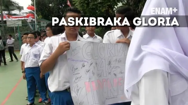 Para siswa SMA Islam Dian Didaktika berkumpul memberikan dukungan kepada Gloria Natapradja Hamel, Paskibraka nasional yang gagal dilantik oleh Presiden Joko Widodo