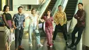 6 bulan berlalu sejak KKN di Desa Penari resmi tayang bioskop setelah beberapa kali tertunda, tak sedikit penggemar yang merindukan kebersamaan para pemain film yang disutradarai oleh Awi Suryadi ini. Aulia Sarah, Calvin Jeremy, Megantara, Adinda Thomas hingga Fajar Nugra turut hadiri acara perilisan trailer dan poster KKN di Desa Penari: Luwih Dowo Luwih Medeni. (Liputan6.com/IG/@tissabiani)