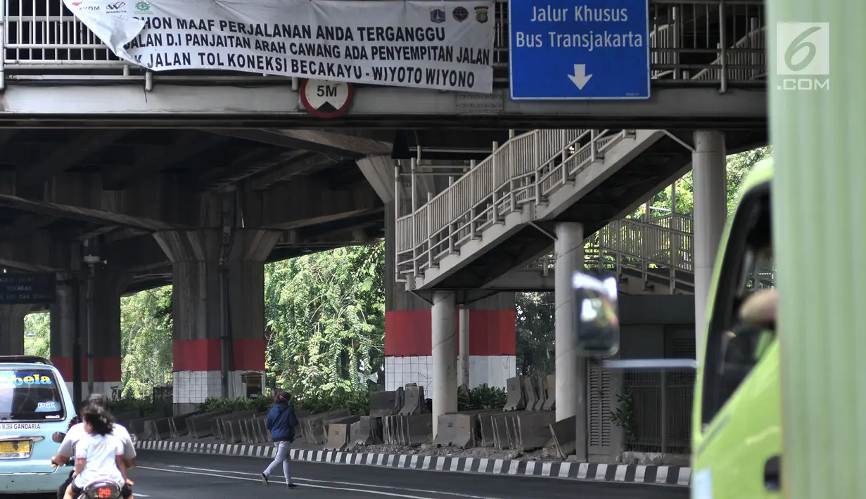 Pejalan kaki menyeberangi jalan di JPO di Prumpung, Jakarta, Selasa (18/9). Minimnya kesadaran warga menyeberangi jalan tanpa menggunakan JPO dapat membahayakan keselamatan serta menyebabkan kecelakaan.(merdeka.com/ Iqbal S. Nugroho)