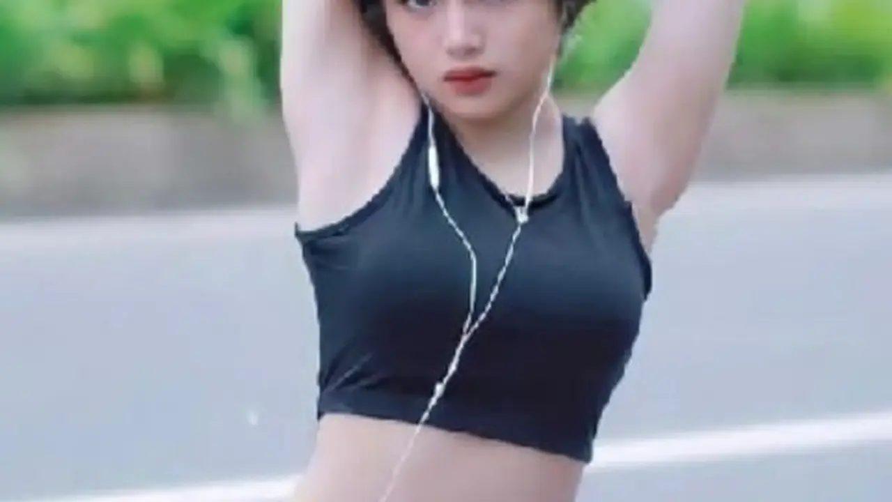 Berpose dengan bersandar di sebuah tiang, Jeje Slebew mengenakan crop top hitam dipadukan celana putih. (Foto: Instagram/@jejelincessofficial)