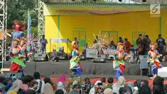 Penari menampilkan tarian denok amprok saat Lebaran Orang Depok di Sawangan, Depok, Jawa Barat, Minggu (7/7/2019). Lebaran Orang Depok baru pertama kali diadakan acara tersebut untuk melestarrikan budaya dan sebagai ajang silaturahmi warga Depok.