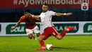 Pemain Persija Jakarta, Marko Simic (kanan menendang bola kearah gawang Borneo FC Samarinda dalam pertandingan Babak Penyisihan Grup B Piala Menpora 2021 di Stadion Kanjuruhan, Malang, Sabtu (27/3/2021). (Bola.com/Ikhwan Yanuar)