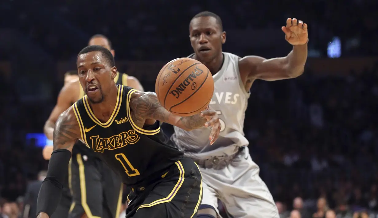 Pebasket LA Lakers, Kentavious Caldwell-Pope, berusaha melewati pebasket Minnesota Timberwolves, Gorgui Dieng, pada laga NBA di di Staples Center, Sabtu (7/4/2018). Timberwolves menang 113-96 atas LA Lakers. (AP/Reed Saxon)